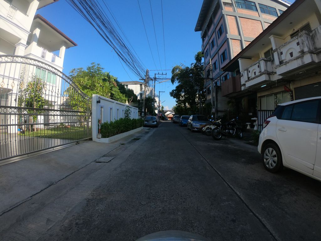ภาพถนนตรงที่ Suddenly space and shop by Duangduan ตั้งอยู่ ถ่ายโดย chanuwath_grab พ.ศ. 2562 (2019) · A street-level view of where Suddenly space and shop by Duangduan stands, by chanuwath_grab in 2562 (2019)