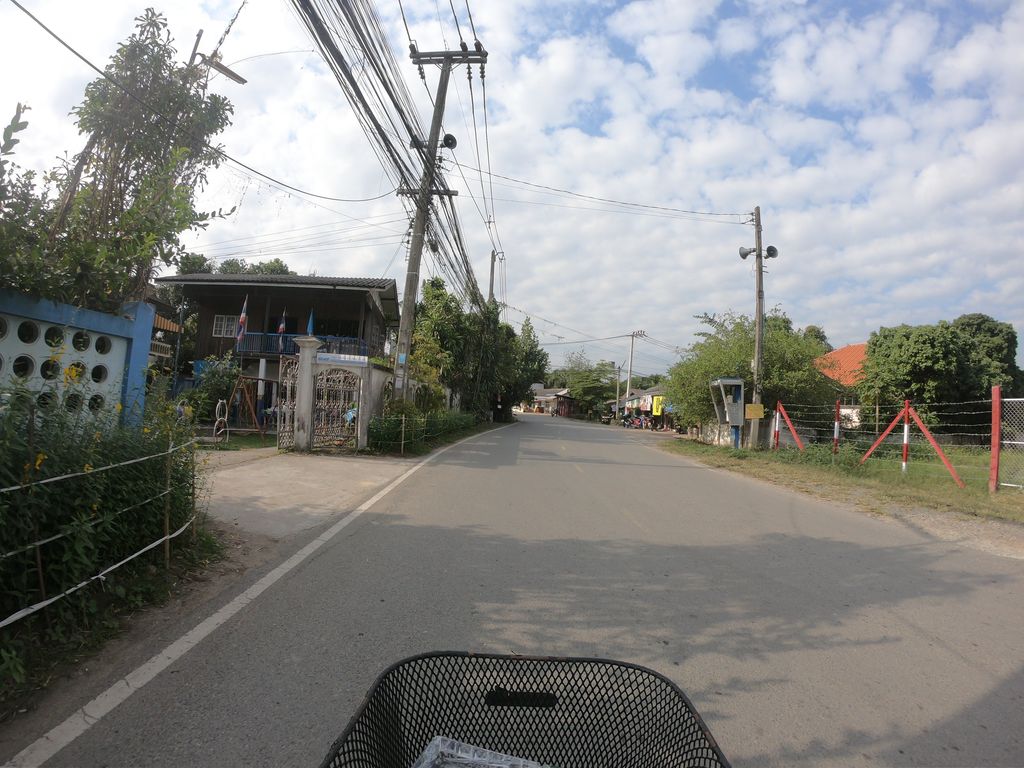 ภาพถนนตรงที่ ข้าวซอย4โล-สูตรต้นตำรับคุณยาย ตั้งอยู่ ถ่ายโดย chanuwath_grab พ.ศ. 2562 (2019) · A street-level view of where ข้าวซอย4โล-สูตรต้นตำรับคุณยาย · Khao Soi4lo-sutratontamrap Khunyai stands, by chanuwath_grab in 2562 (2019)