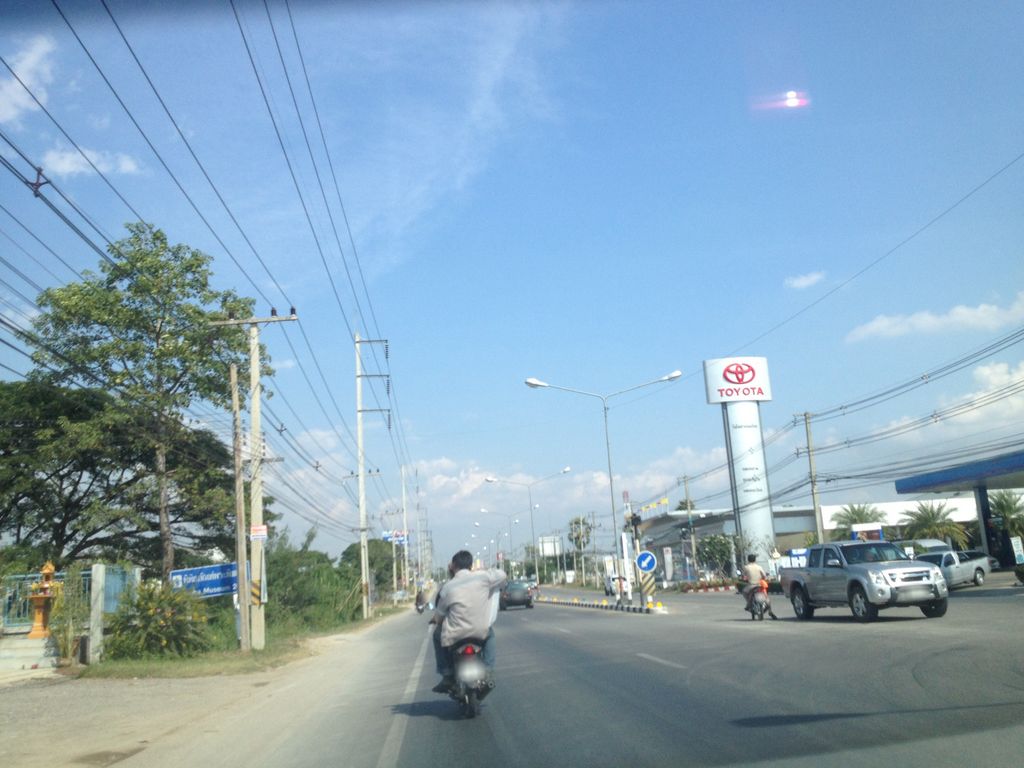ภาพถนนตรงที่ ร้านภูวิศ เฟอร์นิเจอร์ ตั้งอยู่ ถ่ายโดย jimwatana พ.ศ. 2558 (2015) · A street-level view of where ร้านภูวิศ เฟอร์นิเจอร์ · Ran Phuwit Furniture stands, by jimwatana in 2558 (2015)