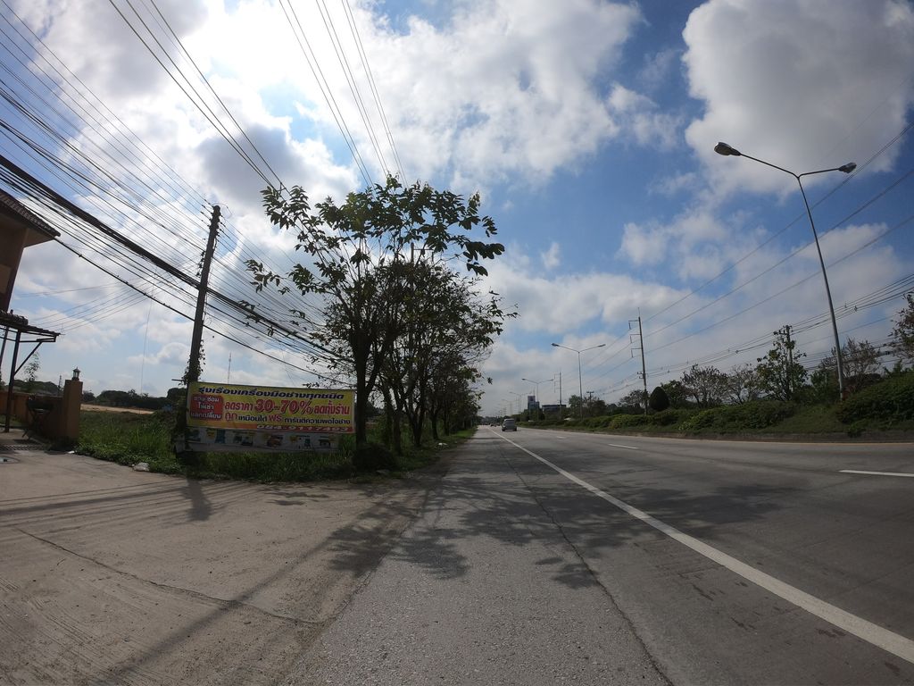 ภาพถนนตรงที่ แซ่บอีสานเมืองเกินร้อย ตั้งอยู่ ถ่ายโดย chanuwath_grab พ.ศ. 2562 (2019) · A street-level view of where แซ่บอีสานเมืองเกินร้อย · Saepisan Mueang Koen Roi stands, by chanuwath_grab in 2562 (2019)