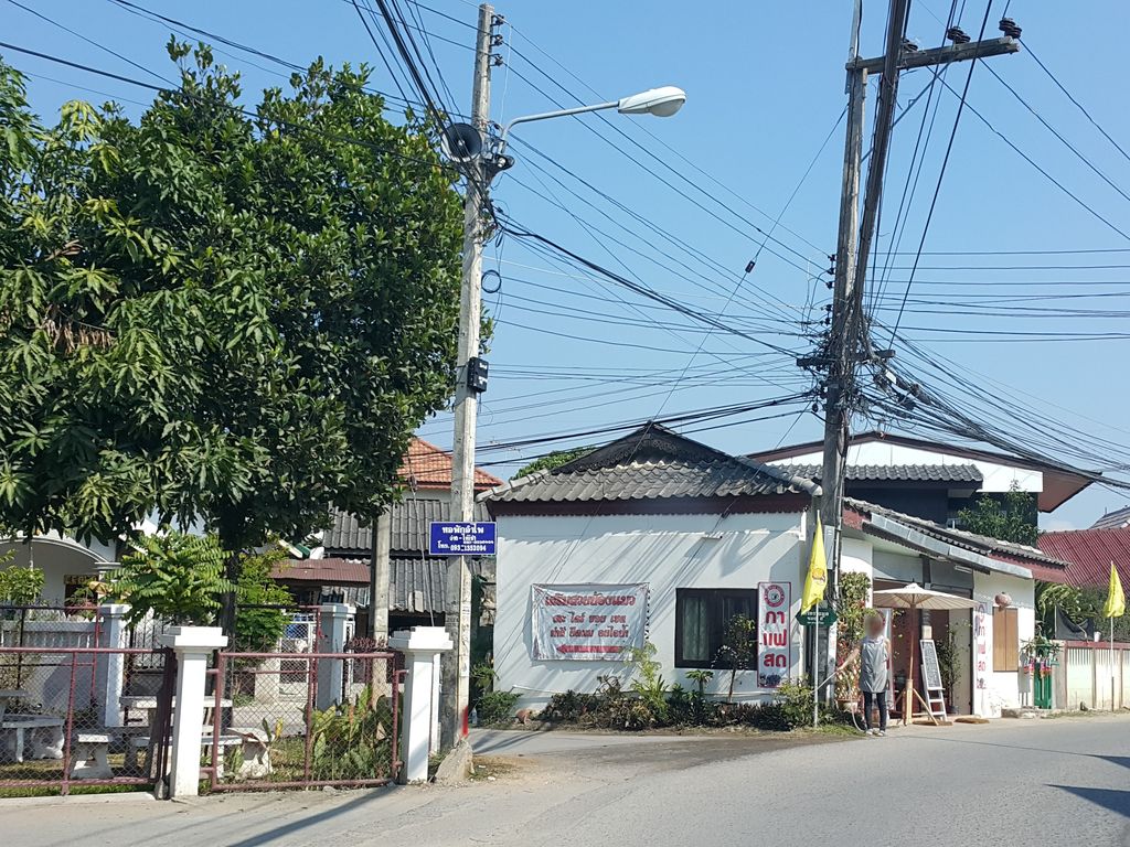 ภาพถนนตรงที่ หมูปิ้งหอมฉุย ตั้งอยู่ ถ่ายโดย jrcarlsen พ.ศ. 2558 (2015) · A street-level view of where หมูปิ้งหอมฉุย · Muping Homchui stands, by jrcarlsen in 2558 (2015)