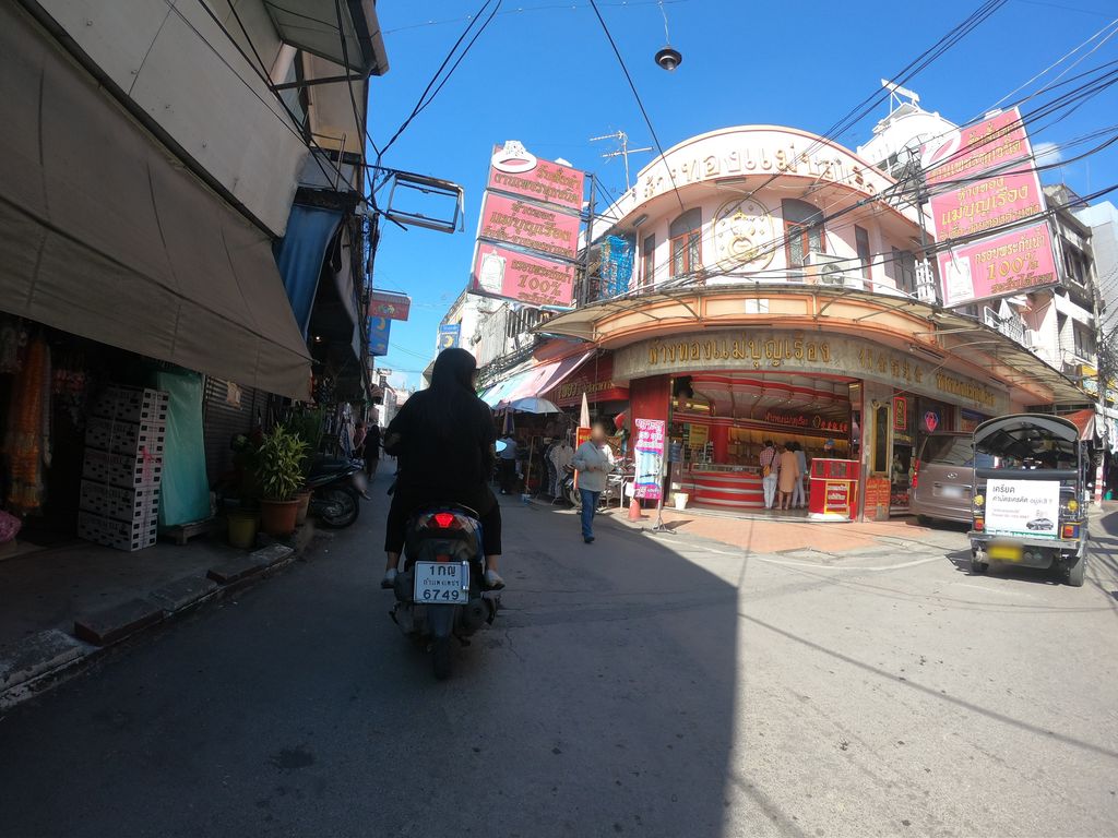 ภาพถนนตรงที่ ธนาคารทหารไทย ตั้งอยู่ ถ่ายโดย chanuwath_grab พ.ศ. 2562 (2019) · A street-level view of where ธนาคารทหารไทย · Thahan Thai Bank stands, by chanuwath_grab in 2562 (2019)