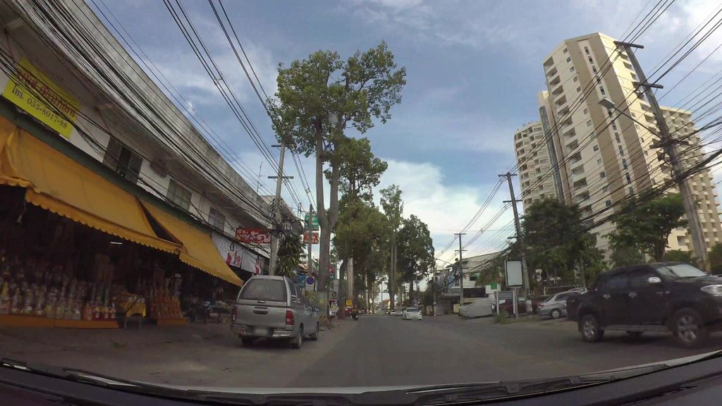 ภาพถนนตรงที่ Khwan Beauty ตั้งอยู่ ถ่ายโดย kaart_3 พ.ศ. 2562 (2019) · A street-level view of where Khwan Beauty stands, by kaart_3 in 2562 (2019)