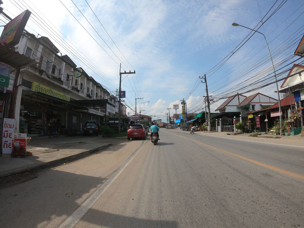 ภาพถนนตรงที่ ห้างทองเยาวราชป่าเหมือด ตั้งอยู่ ถ่ายโดย chanuwath_grab พ.ศ. 2562 (2019) · A street-level view of where ห้างทองเยาวราชป่าเหมือด · Hangthong Yaowarat Pamueat stands, by chanuwath_grab in 2562 (2019)