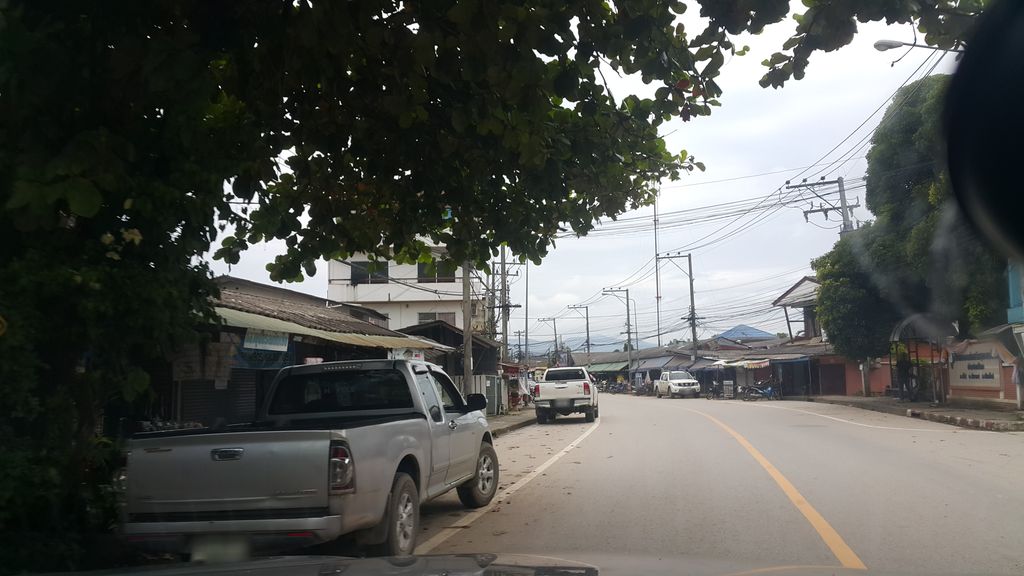 ภาพถนนตรงที่ น้ำแข็งป่าเหมือด ตั้งอยู่ ถ่ายโดย jrcarlsen พ.ศ. 2561 (2018) · A street-level view of where น้ำแข็งป่าเหมือด · Namkhaeng Pamueat stands, by jrcarlsen in 2561 (2018)