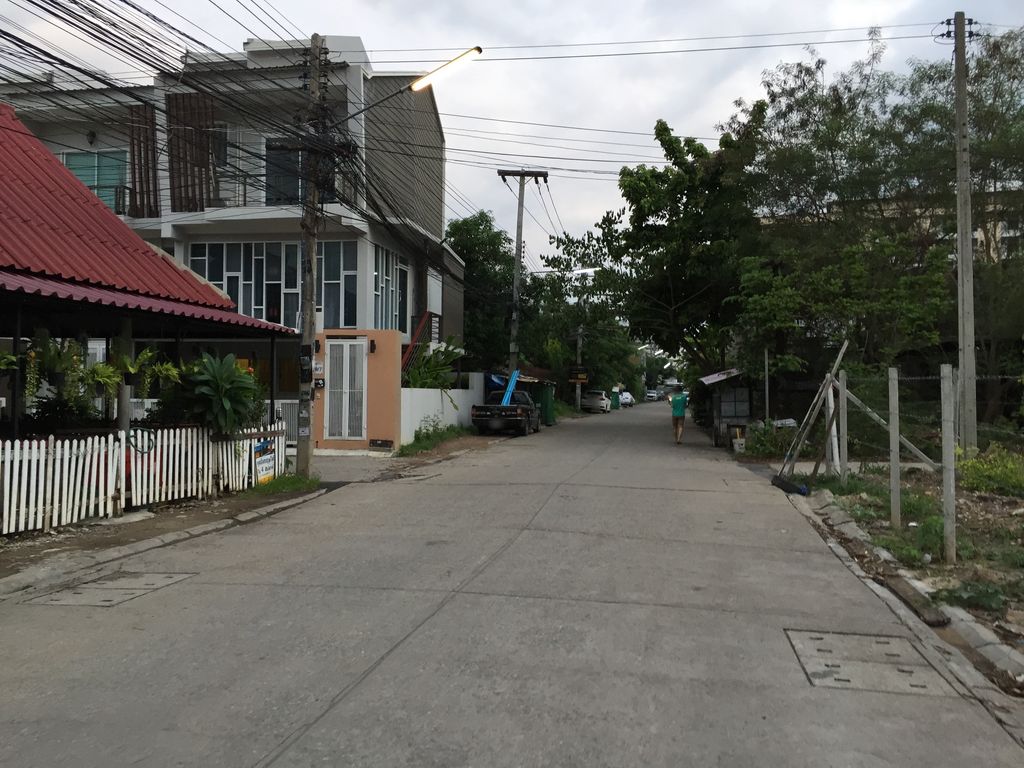 ภาพถนนตรงที่ คอนโดเชียงใหม่ ตั้งอยู่ ถ่ายโดย alvinsj พ.ศ. 2560 (2017) · A street-level view of where คอนโดเชียงใหม่ · Condo Chiang Mai stands, by alvinsj in 2560 (2017)