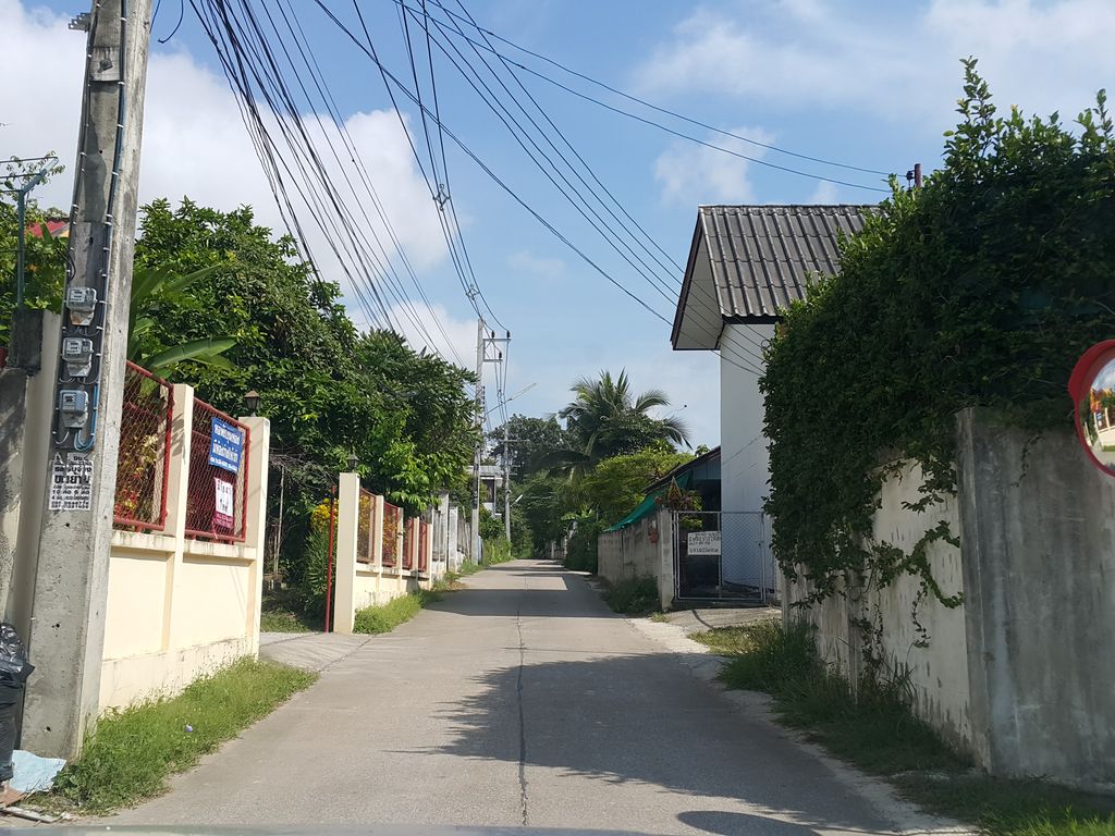 ภาพถนนตรงที่ BB Apartment ตั้งอยู่ ถ่ายโดย jrcarlsen พ.ศ. 2558 (2015) · A street-level view of where BB Apartment stands, by jrcarlsen in 2558 (2015)
