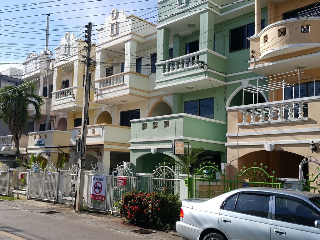 ภาพถนนตรงที่ The Spot Cannabis Dispensary ตั้งอยู่ ถ่ายโดย jrcarlsen พ.ศ. 2558 (2015) · A street-level view of where The Spot Cannabis Dispensary stands, by jrcarlsen in 2558 (2015)