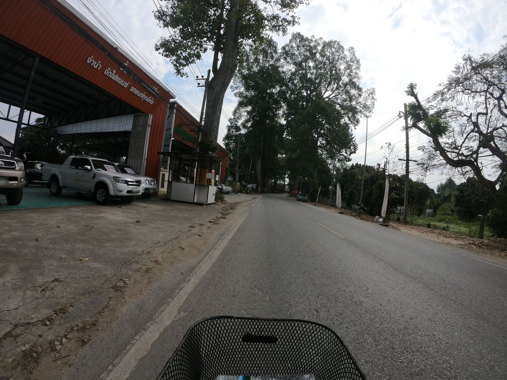 ภาพถนนตรงที่ ต๋อมยูสคาร์ ตั้งอยู่ ถ่ายโดย chanuwath_grab พ.ศ. 2562 (2019) · A street-level view of where ต๋อมยูสคาร์ · Tomyutkha stands, by chanuwath_grab in 2562 (2019)