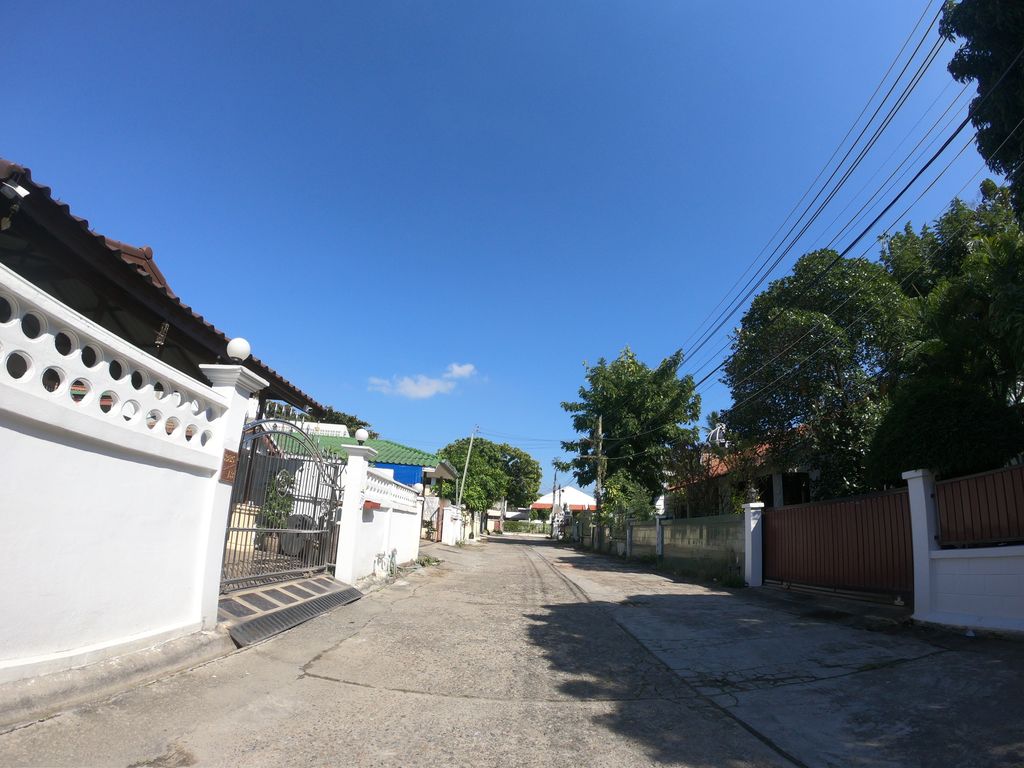 ภาพถนนตรงที่ Brekkie Rolls ตั้งอยู่ ถ่ายโดย chanuwath_grab พ.ศ. 2562 (2019) · A street-level view of where Brekkie Rolls stands, by chanuwath_grab in 2562 (2019)