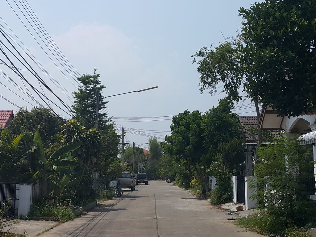 ภาพถนนตรงที่ กำนันโหน่ง ต.ป่าแดด ตั้งอยู่ ถ่ายโดย jrcarlsen พ.ศ. 2559 (2016) · A street-level view of where กำนันโหน่ง ต.ป่าแดด · Kamnannong Ta.Pa Daet stands, by jrcarlsen in 2559 (2016)