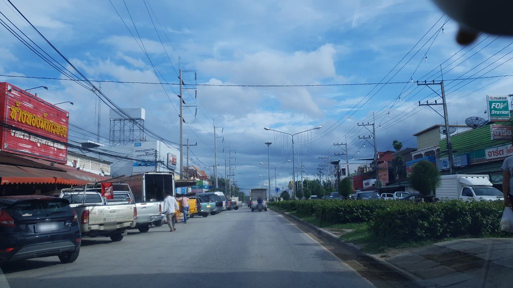 ภาพถนนตรงที่ ธนาคารทหารไทย ตั้งอยู่ ถ่ายโดย silamanee พ.ศ. 2561 (2018) · A street-level view of where ธนาคารทหารไทย · Thahan Thai Bank stands, by silamanee in 2561 (2018)