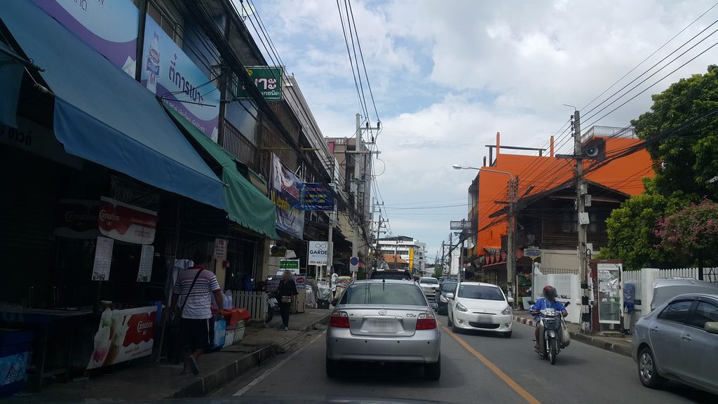 ภาพถนนตรงที่ Ran-Tong Save&Rescue Elephant Centre ตั้งอยู่ ถ่ายโดย jrcarlsen พ.ศ. 2560 (2017) · A street-level view of where Ran-Tong Save&Rescue Elephant Centre stands, by jrcarlsen in 2560 (2017)