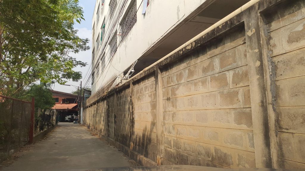 ภาพถนนตรงที่ อภิชัยคอร์ท ตั้งอยู่ ถ่ายโดย jrcarlsen พ.ศ. 2565 (2022) · A street-level view of where อภิชัยคอร์ท · Aphichaikhot stands, by jrcarlsen in 2565 (2022)