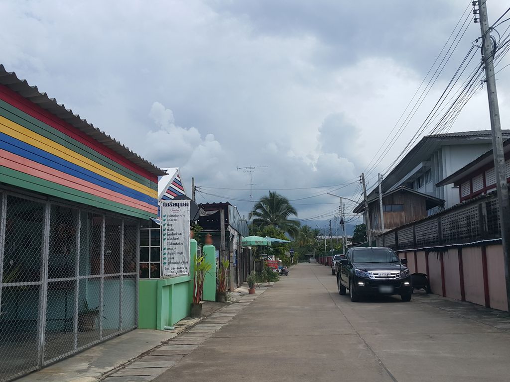ภาพถนนตรงที่ ร้านยามิ้งกี้เภสัช ตั้งอยู่ ถ่ายโดย jrcarlsen พ.ศ. 2558 (2015) · A street-level view of where ร้านยามิ้งกี้เภสัช · Mingkiphesat Pharmacy stands, by jrcarlsen in 2558 (2015)