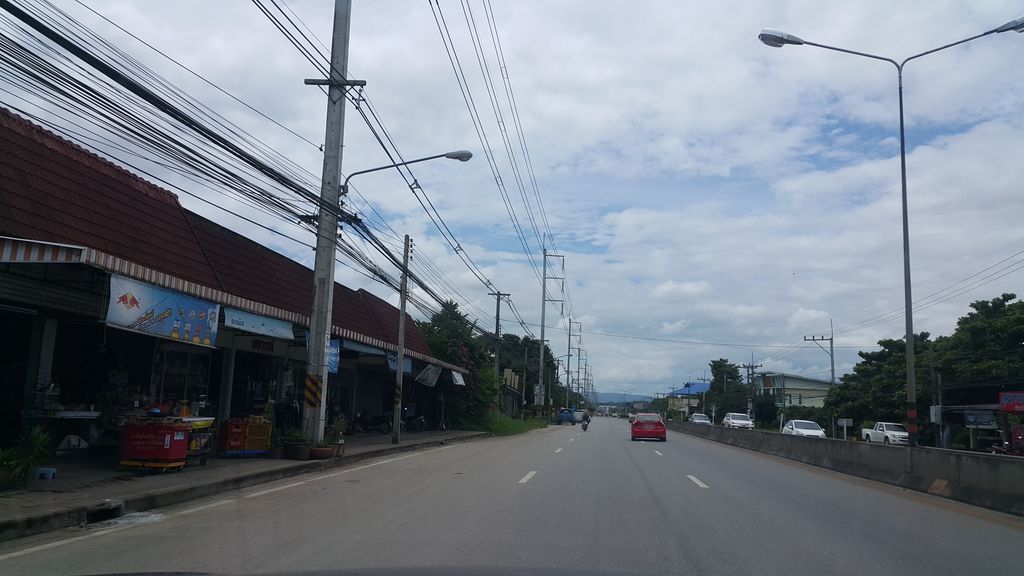 ภาพถนนตรงที่ Hop Chafe สาขาปากทางเขื่อน ตั้งอยู่ ถ่ายโดย jrcarlsen พ.ศ. 2560 (2017) · A street-level view of where Hop Chafe สาขาปากทางเขื่อน stands, by jrcarlsen in 2560 (2017)