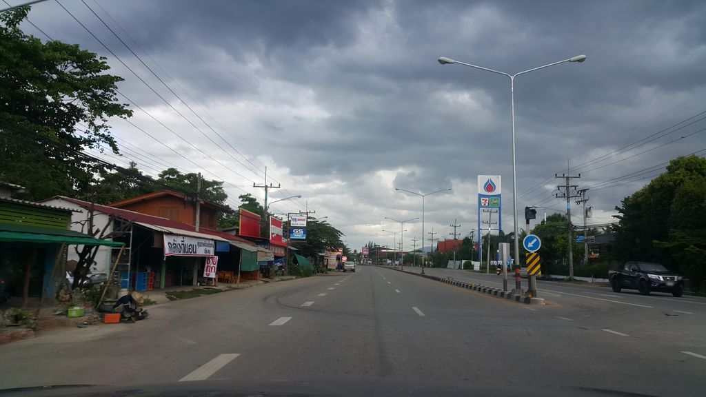 ภาพถนนตรงที่ แม่มาลัยคลังเกษตร ตั้งอยู่ ถ่ายโดย jrcarlsen พ.ศ. 2560 (2017) · A street-level view of where แม่มาลัยคลังเกษตร · Mae Malai Khlang Kaset stands, by jrcarlsen in 2560 (2017)
