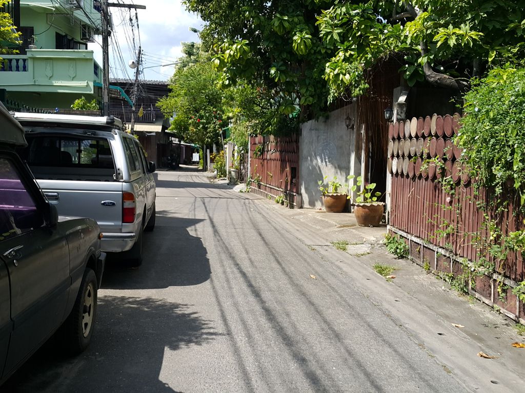 ภาพถนนตรงที่ Baan Hanibah ตั้งอยู่ ถ่ายโดย jrcarlsen พ.ศ. 2558 (2015) · A street-level view of where Baan Hanibah stands, by jrcarlsen in 2558 (2015)