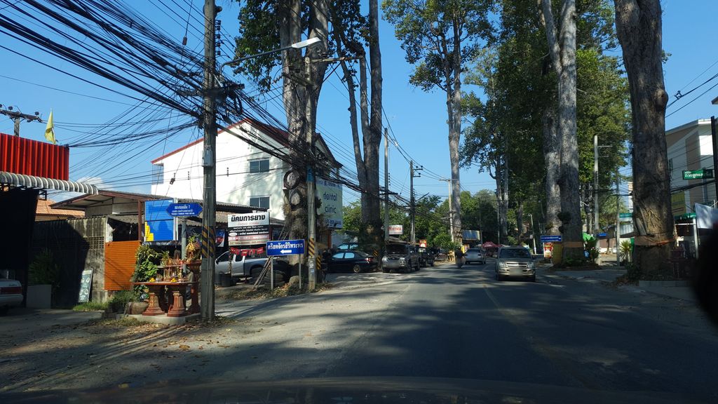 ภาพถนนตรงที่ Pp หมูกะทะ สาขาสารภี ตั้งอยู่ ถ่ายโดย jrcarlsen พ.ศ. 2562 (2019) · A street-level view of where Pp หมูกะทะ สาขาสารภี · Pp Mukatha Sakha Saraphi stands, by jrcarlsen in 2562 (2019)
