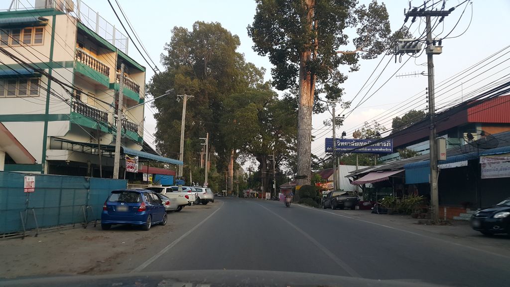 ภาพถนนตรงที่ โรงสกรีน-บางหมาก,ชุมพร ตั้งอยู่ ถ่ายโดย jrcarlsen พ.ศ. 2559 (2016) · A street-level view of where โรงสกรีน-บางหมาก,ชุมพร · Rongsakrin-bangmak,chumphon stands, by jrcarlsen in 2559 (2016)
