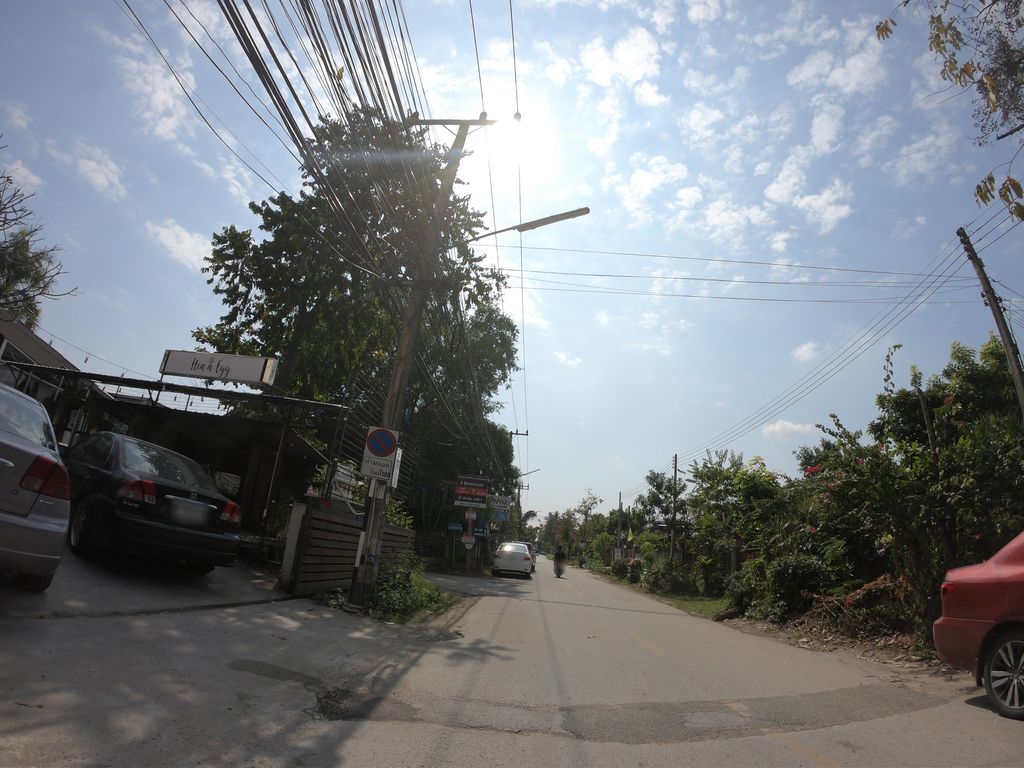 ภาพถนนตรงที่ ครัวจิปาถะ ตั้งอยู่ ถ่ายโดย chanuwath_grab พ.ศ. 2562 (2019) · A street-level view of where ครัวจิปาถะ · Khruachipatha stands, by chanuwath_grab in 2562 (2019)