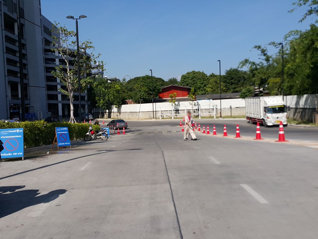 ภาพถนนตรงที่ FunCity ChiangMai ตั้งอยู่ ถ่ายโดย jrcarlsen พ.ศ. 2558 (2015) · A street-level view of where FunCity ChiangMai stands, by jrcarlsen in 2558 (2015)