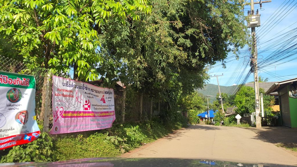 ภาพถนนตรงที่ บ้านออนกลาง ต.ออนกลาง อ.แม่ออน ตั้งอยู่ ถ่ายโดย jrcarlsen พ.ศ. 2564 (2021) · A street-level view of where บ้านออนกลาง ต.ออนกลาง อ.แม่ออน · Ban Onklang Ta.onklang A.Mae On stands, by jrcarlsen in 2564 (2021)