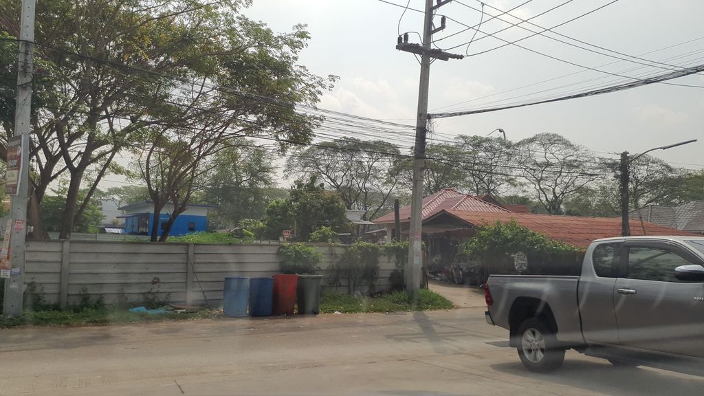 ภาพถนนตรงที่ Sunny Days Chiangmai ตั้งอยู่ ถ่ายโดย jrcarlsen พ.ศ. 2565 (2022) · A street-level view of where Sunny Days Chiangmai stands, by jrcarlsen in 2565 (2022)