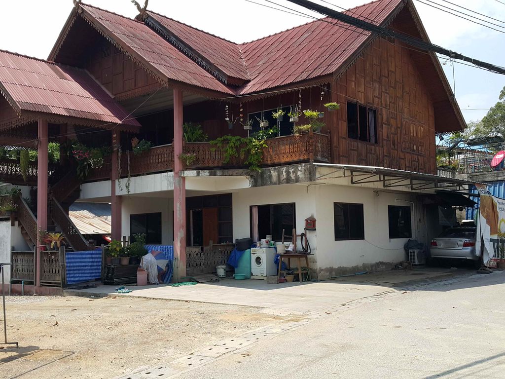 ภาพถนนตรงที่ Baan Aksara cafe&studio(บ้านอักษรา คาเฟ่และสตูดิโอ) ตั้งอยู่ ถ่ายโดย jrcarlsen พ.ศ. 2558 (2015) · A street-level view of where Baan Aksara cafe&studio(บ้านอักษรา คาเฟ่และสตูดิโอ) stands, by jrcarlsen in 2558 (2015)