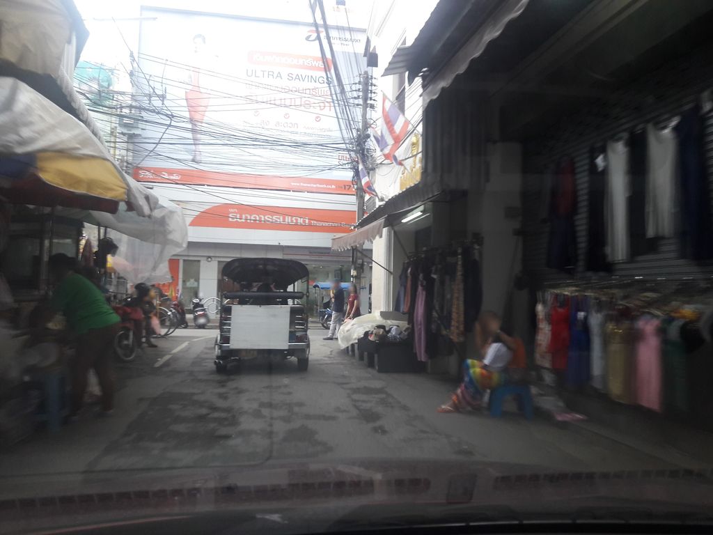 ภาพถนนตรงที่ วิมลวโรรส ตั้งอยู่ ถ่ายโดย ratchaphat พ.ศ. 2561 (2018) · A street-level view of where วิมลวโรรส · Wimon Warorot stands, by ratchaphat in 2561 (2018)