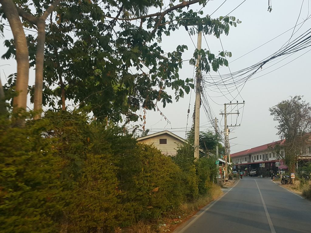 ภาพถนนตรงที่ ซุ้มยาดอง ตั้งอยู่ ถ่ายโดย jrcarlsen พ.ศ. 2559 (2016) · A street-level view of where ซุ้มยาดอง · Sumyatong stands, by jrcarlsen in 2559 (2016)