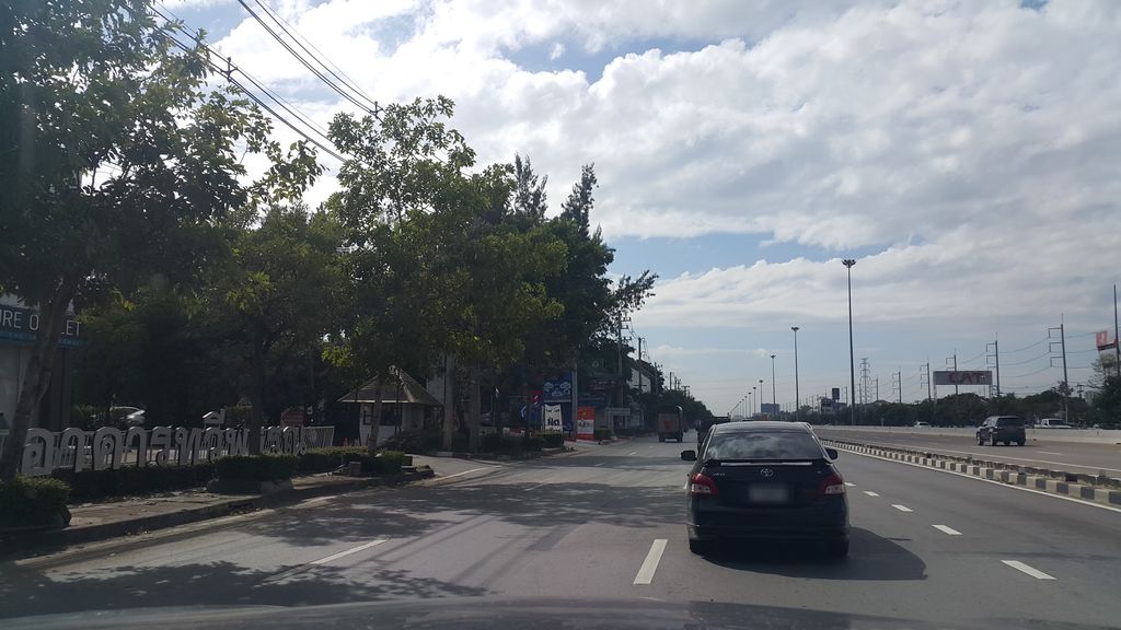 ภาพถนนตรงที่ Chaaym ตั้งอยู่ ถ่ายโดย jrcarlsen พ.ศ. 2559 (2016) · A street-level view of where Chaaym stands, by jrcarlsen in 2559 (2016)