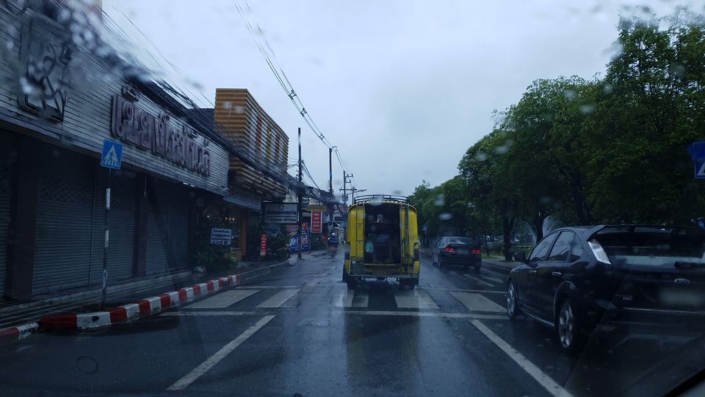 ภาพถนนตรงที่ โรงรับจำนำอีซี่มันนี่ ตั้งอยู่ ถ่ายโดย silamanee พ.ศ. 2561 (2018) · A street-level view of where โรงรับจำนำอีซี่มันนี่ · Rongrapchamnam Easy Man Ni stands, by silamanee in 2561 (2018)