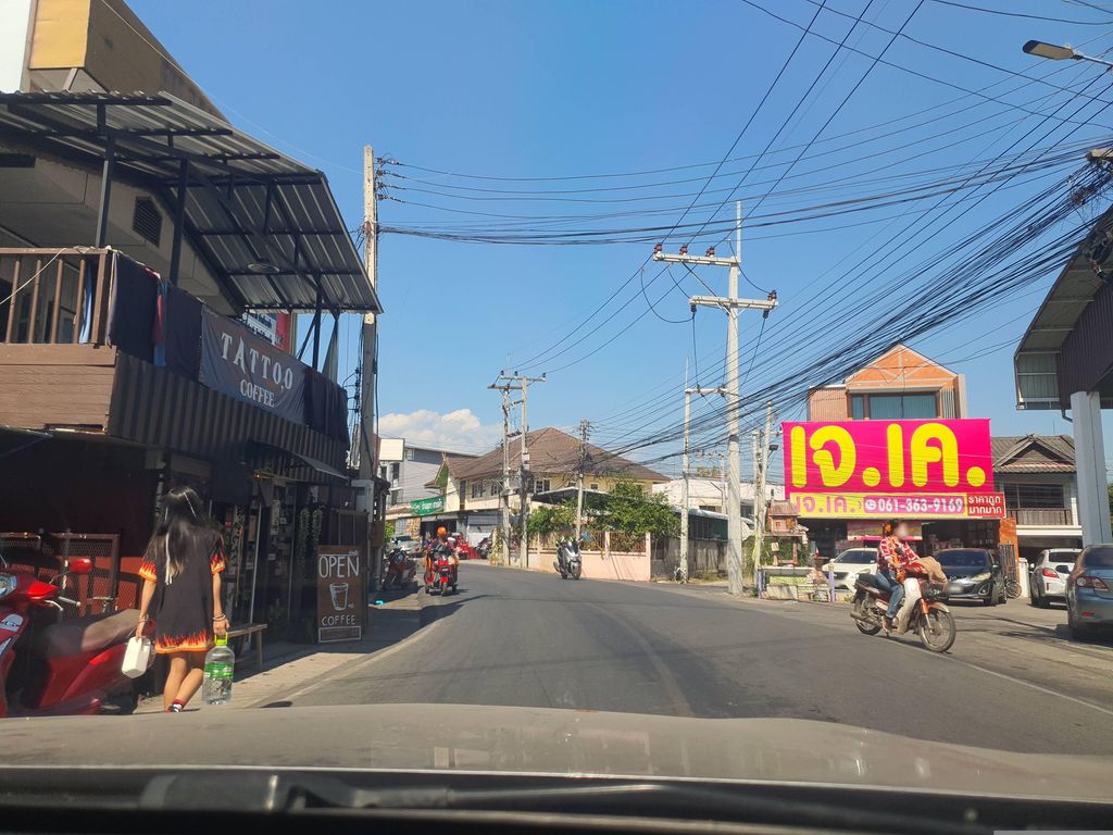 ภาพถนนตรงที่ Racing Cafe ตั้งอยู่ ถ่ายโดย jrcarlsen พ.ศ. 2566 (2023) · A street-level view of where Racing Cafe stands, by jrcarlsen in 2566 (2023)