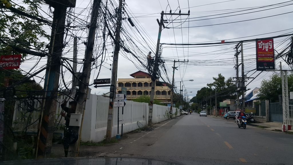 ภาพถนนตรงที่ วิวัฒน์การไฟฟ้า รับซ่อมระบบไฟ ระบบแอร์รถ ตั้งอยู่ ถ่ายโดย jrcarlsen พ.ศ. 2559 (2016) · A street-level view of where วิวัฒน์การไฟฟ้า รับซ่อมระบบไฟ ระบบแอร์รถ · Wiotha Kanfaifa Rapsom Rabop Fai Rabopaentha stands, by jrcarlsen in 2559 (2016)
