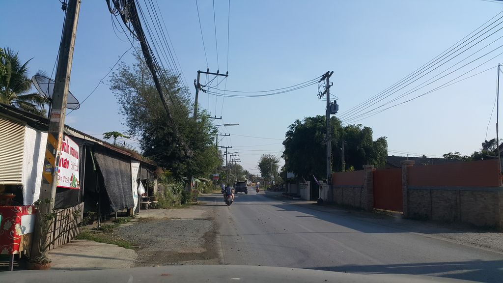 ภาพถนนตรงที่ Osteopath Back Pain Chiang Mai ตั้งอยู่ ถ่ายโดย jrcarlsen พ.ศ. 2560 (2017) · A street-level view of where Osteopath Back Pain Chiang Mai stands, by jrcarlsen in 2560 (2017)