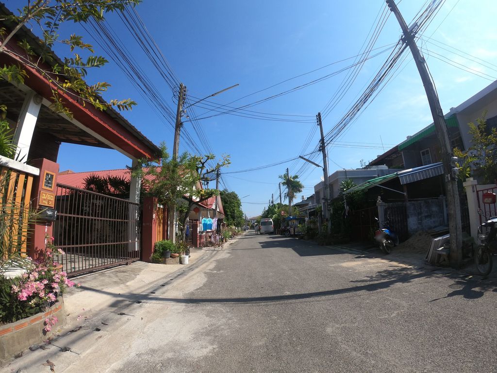 ภาพถนนตรงที่ ครัวทรงจำ อาหารไทย-จีน หม่าล่า ตั้งอยู่ ถ่ายโดย chanuwath_grab พ.ศ. 2562 (2019) · A street-level view of where ครัวทรงจำ อาหารไทย-จีน หม่าล่า · Khruasongcham Ahanthai-chin Mala stands, by chanuwath_grab in 2562 (2019)