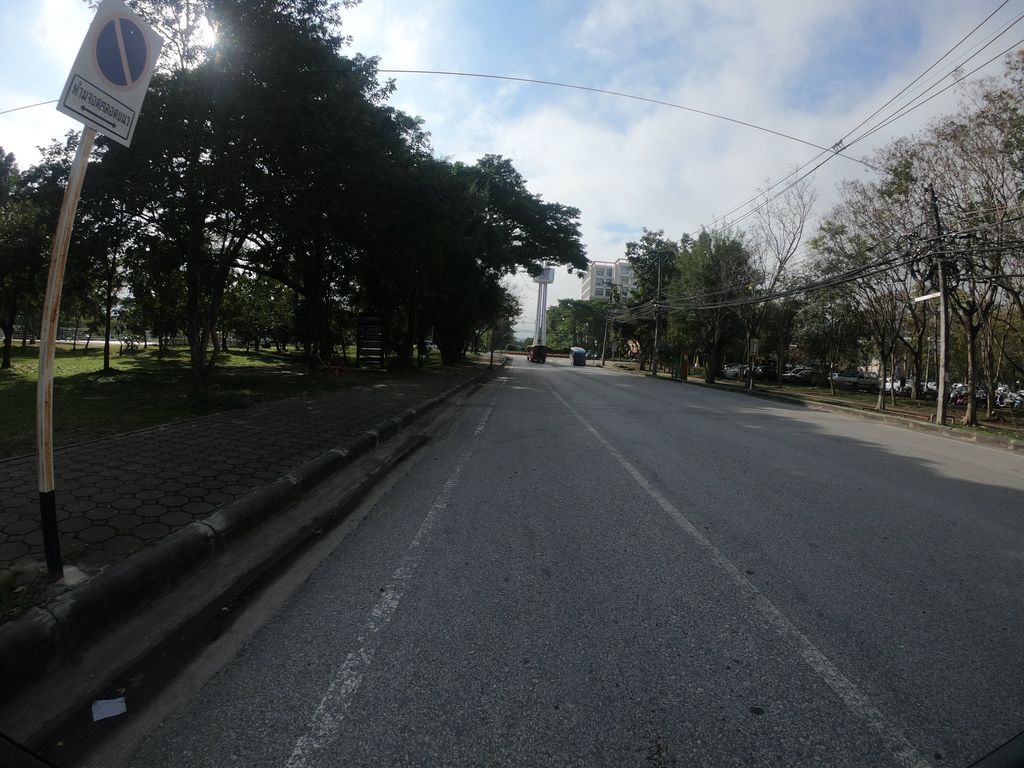 ภาพถนนตรงที่ The Dorm ตั้งอยู่ ถ่ายโดย chanuwath_grab พ.ศ. 2562 (2019) · A street-level view of where The Dorm stands, by chanuwath_grab in 2562 (2019)
