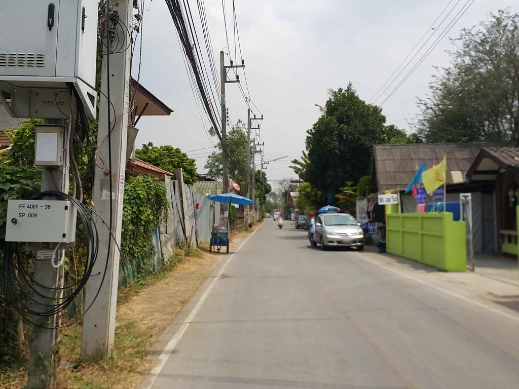 ภาพถนนตรงที่ Moon Cafe & Restaurant ตั้งอยู่ ถ่ายโดย jrcarlsen พ.ศ. 2558 (2015) · A street-level view of where Moon Cafe & Restaurant stands, by jrcarlsen in 2558 (2015)