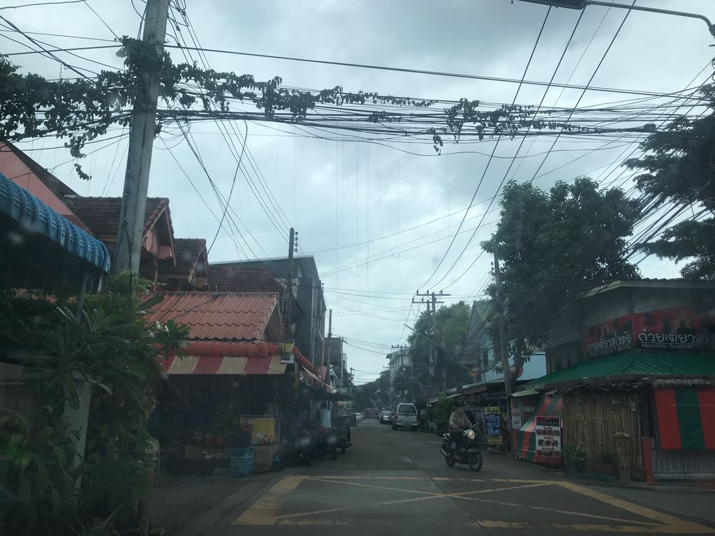 ภาพถนนตรงที่ ก๋วยเตี๋ยวปากกอง ตั้งอยู่ ถ่ายโดย prasert พ.ศ. 2561 (2018) · A street-level view of where ก๋วยเตี๋ยวปากกอง · Kuaitiao Pakkong stands, by prasert in 2561 (2018)