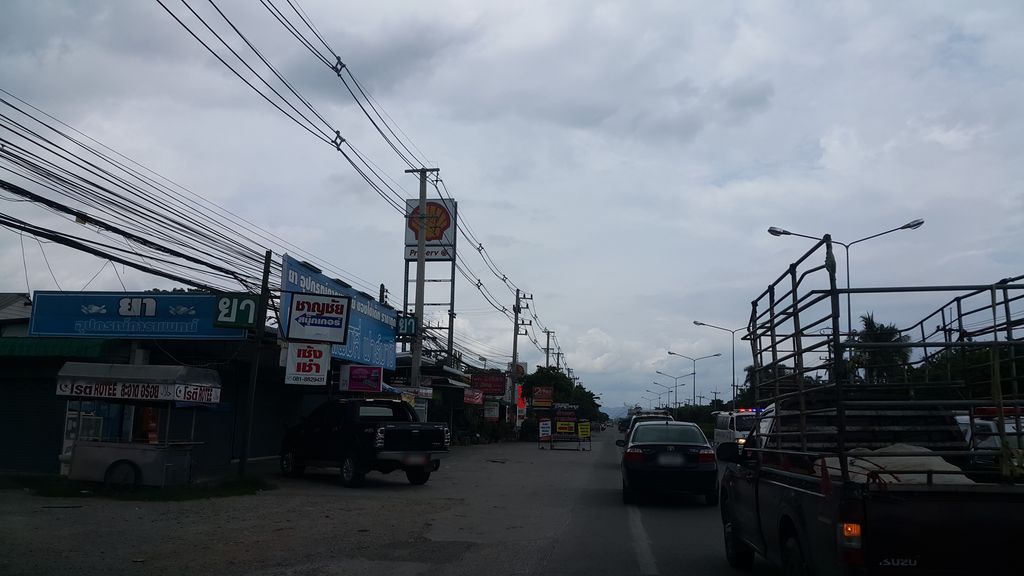 ภาพถนนตรงที่ 7-11 สันพระเนตร ตั้งอยู่ ถ่ายโดย jrcarlsen พ.ศ. 2559 (2016) · A street-level view of where 7-11 สันพระเนตร · 7-11 San Phra Net stands, by jrcarlsen in 2559 (2016)