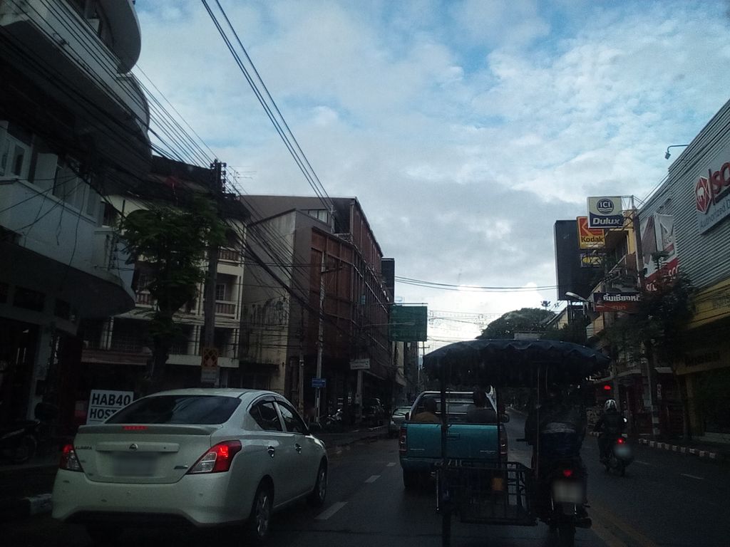 ภาพถนนตรงที่ Orbea Store (ออร์เบีย สโตร์) ตั้งอยู่ ถ่ายโดย kyoko พ.ศ. 2561 (2018) · A street-level view of where Orbea Store (ออร์เบีย สโตร์) stands, by kyoko in 2561 (2018)