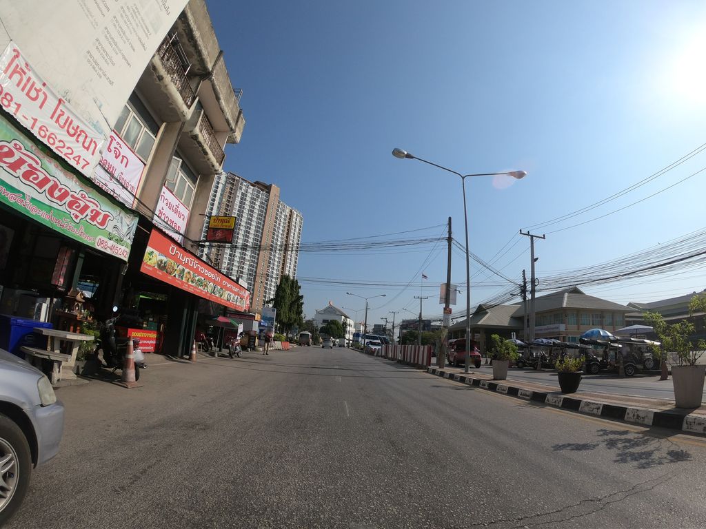 ภาพถนนตรงที่ ร้านข้าวซอย ป้ามุณี อาเขต ตั้งอยู่ ถ่ายโดย chanuwath_grab พ.ศ. 2562 (2019) · A street-level view of where ร้านข้าวซอย ป้ามุณี อาเขต · Ran Khao Soi Pamuni Akhet stands, by chanuwath_grab in 2562 (2019)