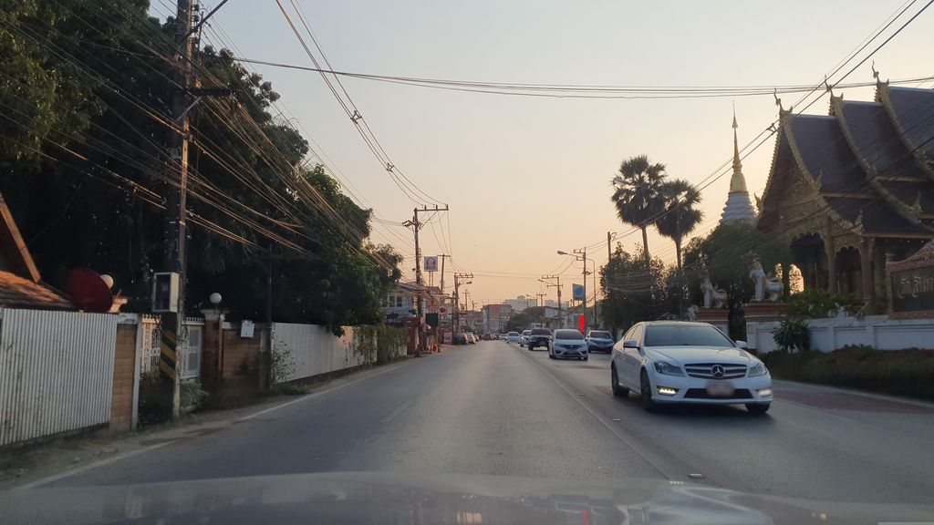 ภาพถนนตรงที่ artist advertising ตั้งอยู่ ถ่ายโดย jrcarlsen พ.ศ. 2566 (2023) · A street-level view of where artist advertising stands, by jrcarlsen in 2566 (2023)