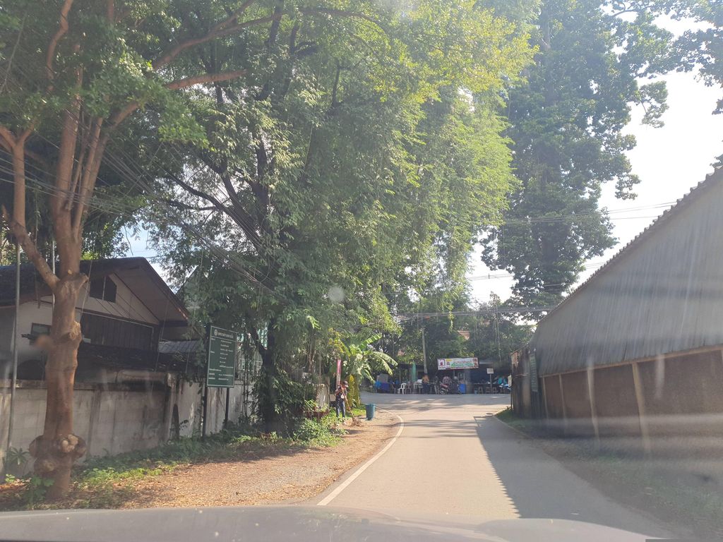 ภาพถนนตรงที่ Top Chaing Mai Big Bike Shop ตั้งอยู่ ถ่ายโดย jrcarlsen พ.ศ. 2566 (2023) · A street-level view of where Top Chaing Mai Big Bike Shop stands, by jrcarlsen in 2566 (2023)