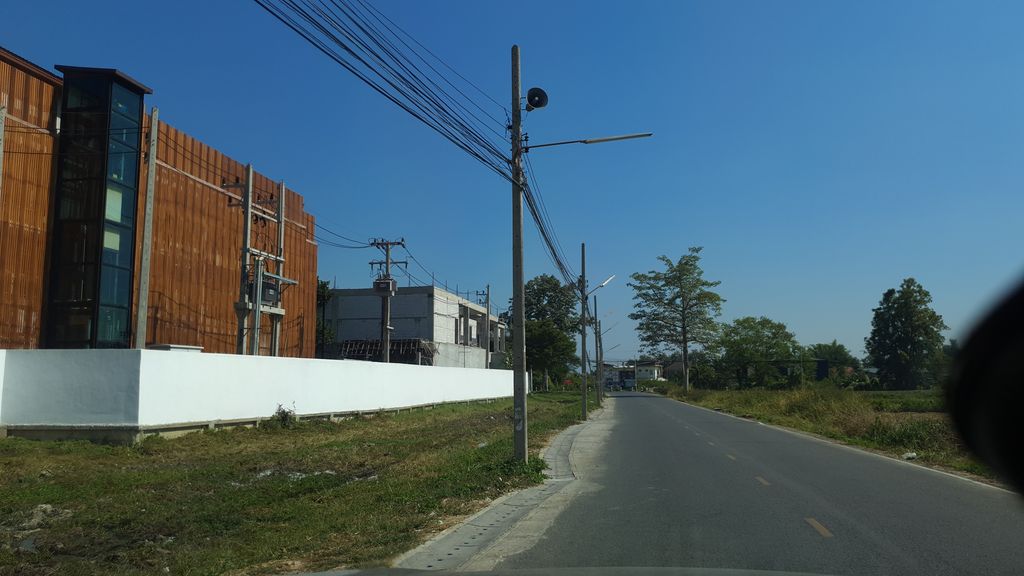 ภาพถนนตรงที่ ร้านเนื้อย่างไส้ย่าง ตั้งอยู่ ถ่ายโดย jrcarlsen พ.ศ. 2562 (2019) · A street-level view of where ร้านเนื้อย่างไส้ย่าง · Ran Nueainga Sainga stands, by jrcarlsen in 2562 (2019)