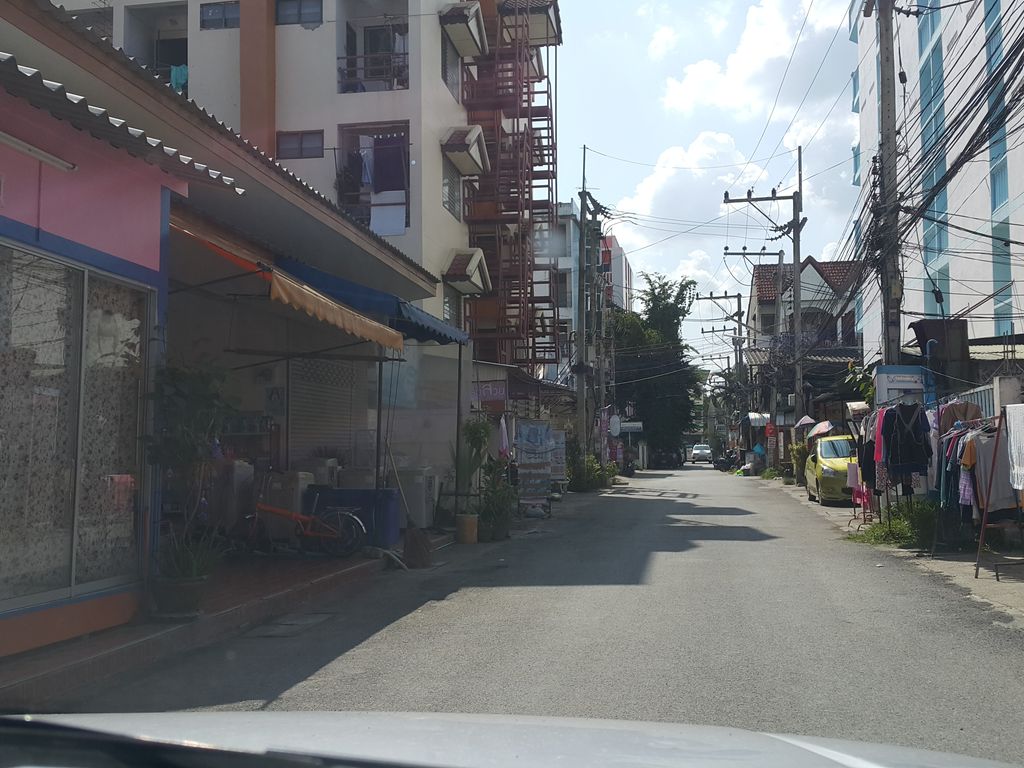 ภาพถนนตรงที่ หอพักนิวพิ้งกี้ลอร์จ ตั้งอยู่ ถ่ายโดย jrcarlsen พ.ศ. 2558 (2015) · A street-level view of where หอพักนิวพิ้งกี้ลอร์จ · New Phing Ki Lot Dormitory stands, by jrcarlsen in 2558 (2015)