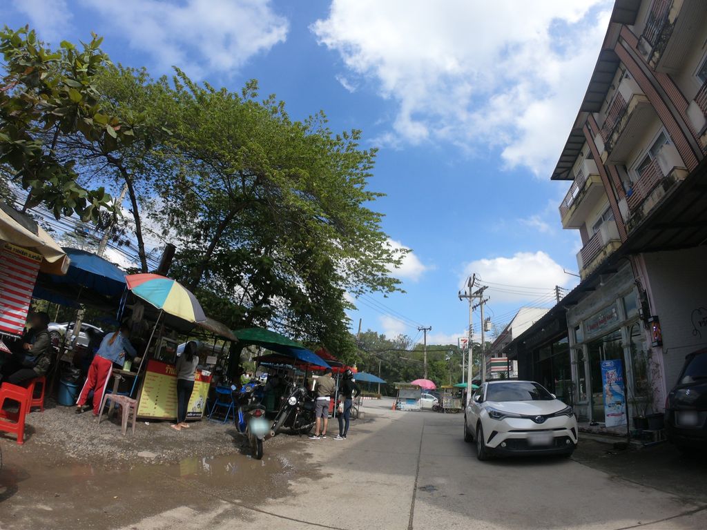 ภาพถนนตรงที่ ร้านพี่เขียวส้มตำหน้ามอพายัพ ตั้งอยู่ ถ่ายโดย chanuwath_grab พ.ศ. 2562 (2019) · A street-level view of where ร้านพี่เขียวส้มตำหน้ามอพายัพ · Ran Phi Khiao Somtam Na Mo Payap stands, by chanuwath_grab in 2562 (2019)