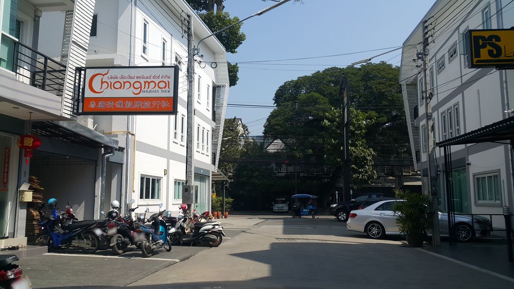 ภาพถนนตรงที่ Bio Natura Chaingmai. ตั้งอยู่ ถ่ายโดย jrcarlsen พ.ศ. 2560 (2017) · A street-level view of where Bio Natura Chaingmai. stands, by jrcarlsen in 2560 (2017)