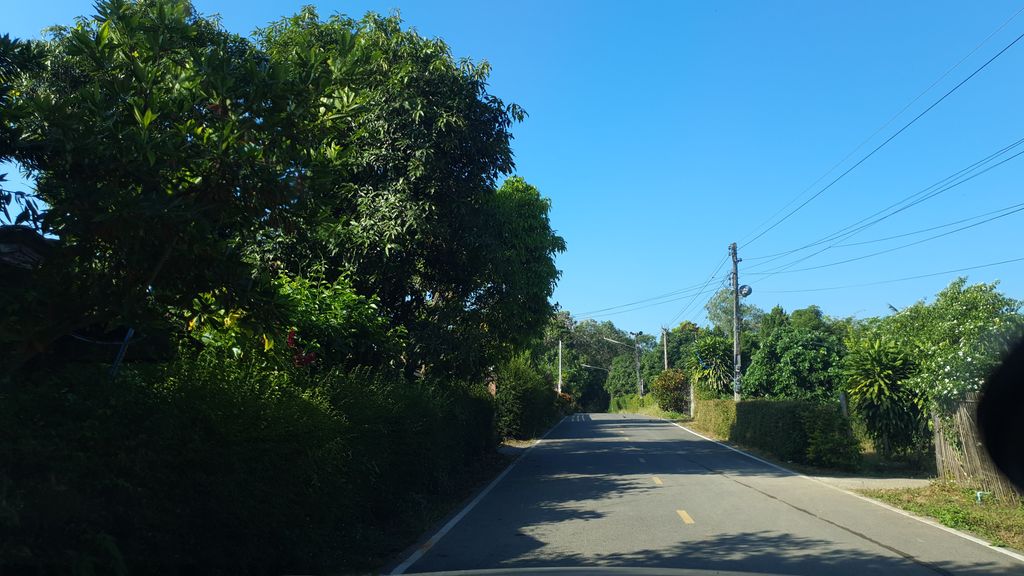 ภาพถนนตรงที่ กั๊ดแต๊ ครัวยายต้อย ตั้งอยู่ ถ่ายโดย jrcarlsen พ.ศ. 2562 (2019) · A street-level view of where กั๊ดแต๊ ครัวยายต้อย · Kattae Khruayaitoi stands, by jrcarlsen in 2562 (2019)
